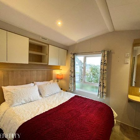 Lovely Holiday Home At Lyons Caravan Park! Prestatyn Extérieur photo